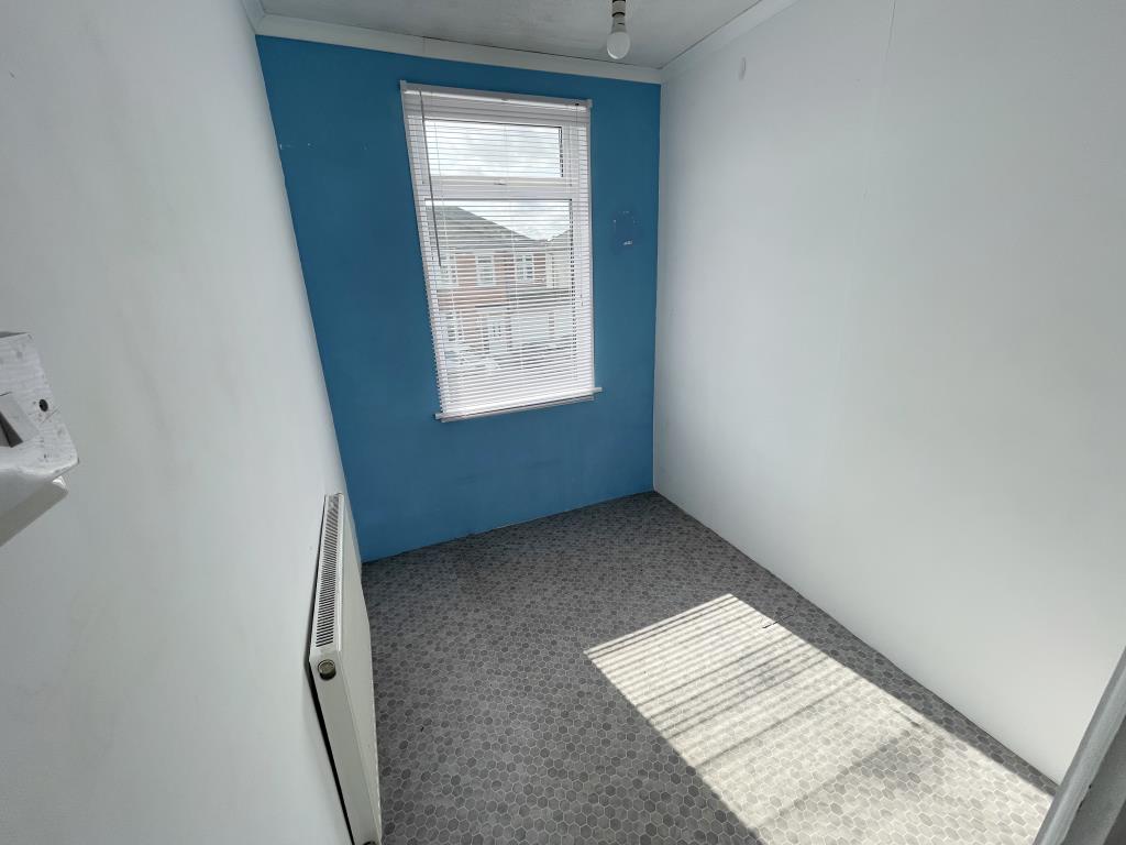 Lot: 31 - THREE BEDROOM SEMI-DETACHED HOUSE FOR IMPROVEMENT - Bedroom 3